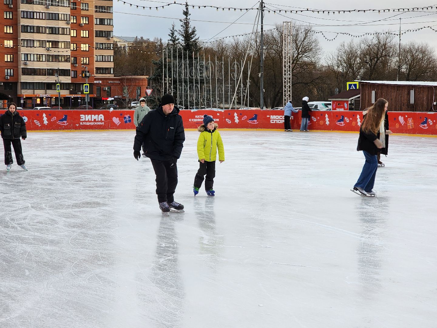 Чехов, Советская площадь 3, открытый ледовый каток, бесплатный каток, катание на коньках, сеансы, график работы, прокат коньков, проект зима в подмосковье, губернатор московской области,