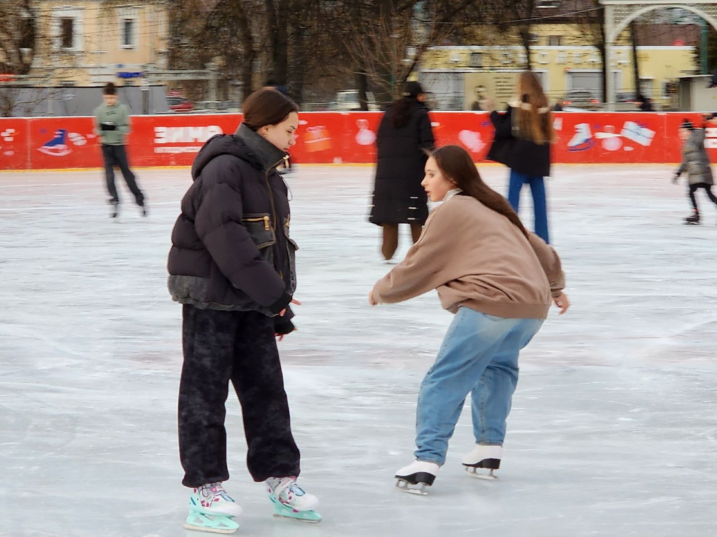 Чехов, Советская площадь 3, открытый ледовый каток, бесплатный каток, катание на коньках, сеансы, график работы, прокат коньков, проект зима в подмосковье, губернатор московской области,