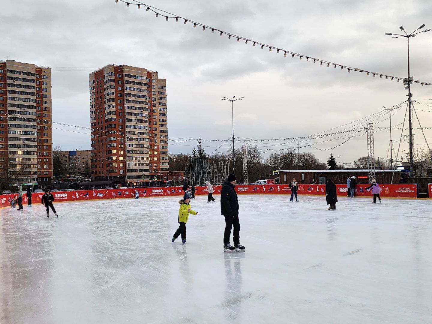 Чехов, Советская площадь 3, открытый ледовый каток, бесплатный каток, катание на коньках, сеансы, график работы, прокат коньков, проект зима в подмосковье, губернатор московской области,