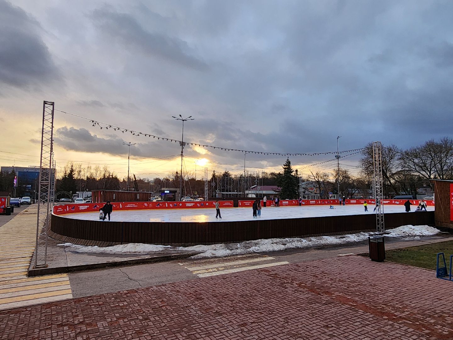 Чехов, Советская площадь 3, открытый ледовый каток, бесплатный каток, катание на коньках, сеансы, график работы, прокат коньков, проект зима в подмосковье, губернатор московской области,