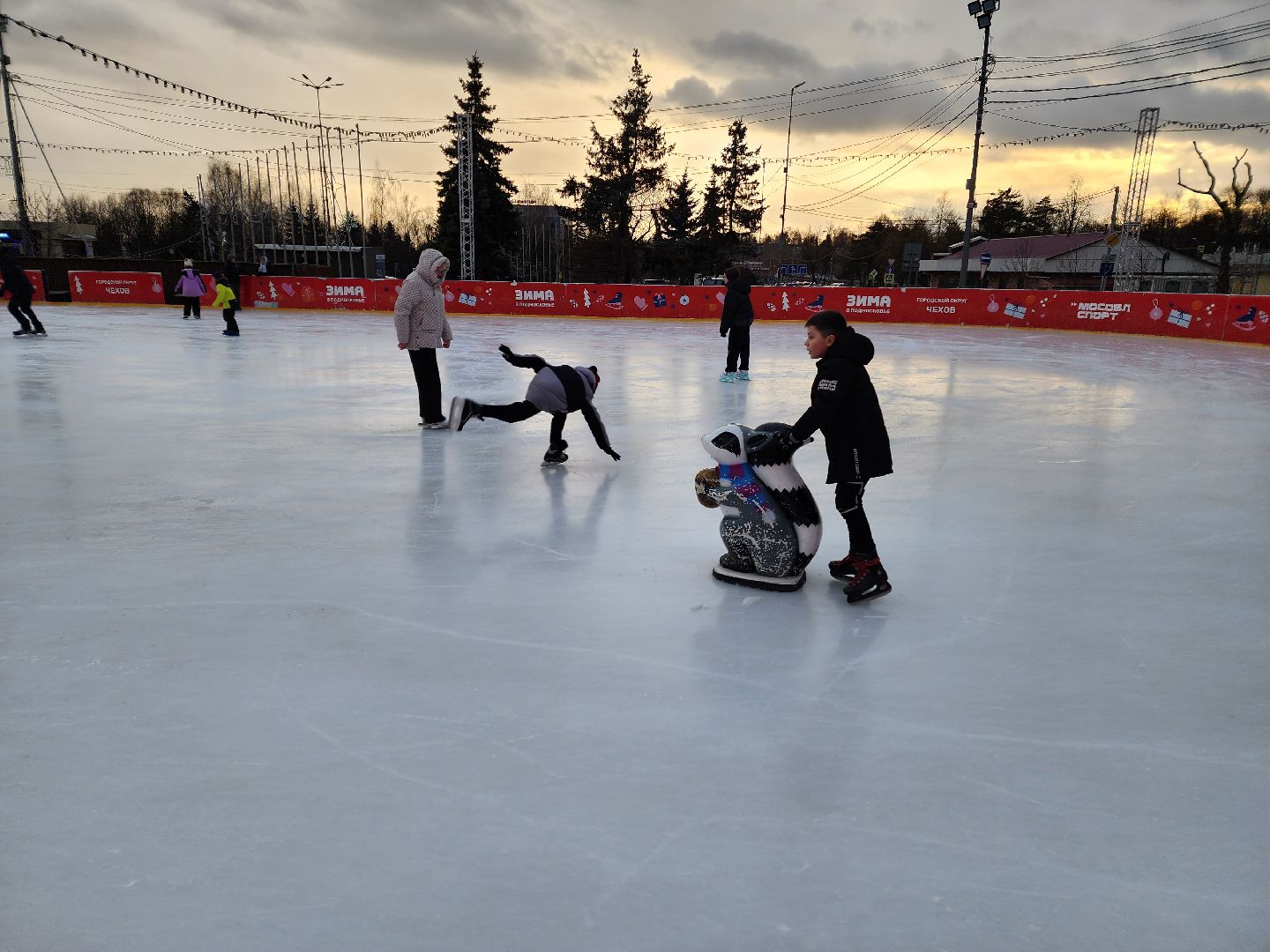 Чехов, Советская площадь 3, открытый ледовый каток, бесплатный каток, катание на коньках, сеансы, график работы, прокат коньков, проект зима в подмосковье, губернатор московской области,