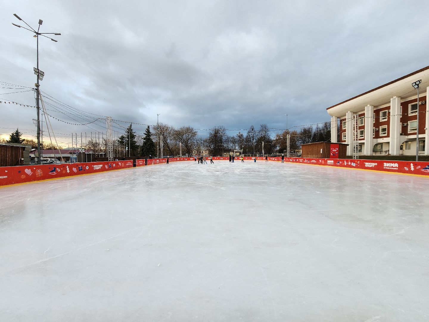 Чехов, Советская площадь 3, открытый ледовый каток, бесплатный каток, катание на коньках, сеансы, график работы, прокат коньков, проект зима в подмосковье, губернатор московской области,