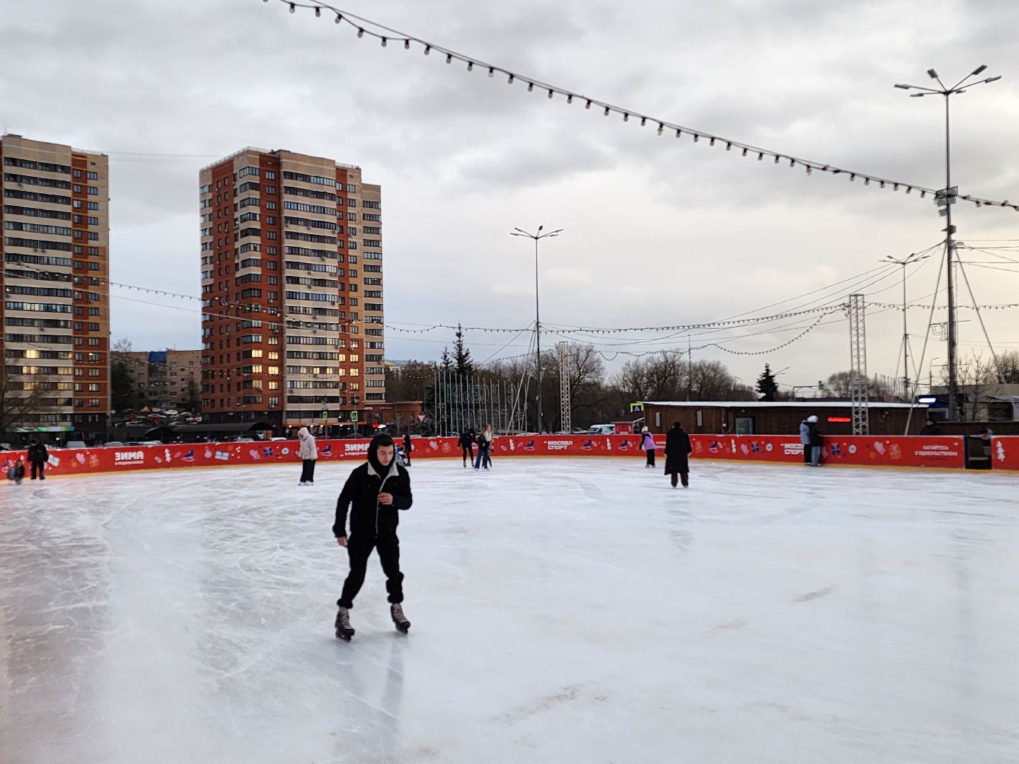 Чехов, Советская площадь 3, открытый ледовый каток, бесплатный каток, катание на коньках, сеансы, график работы, прокат коньков, проект зима в подмосковье, губернатор московской области,