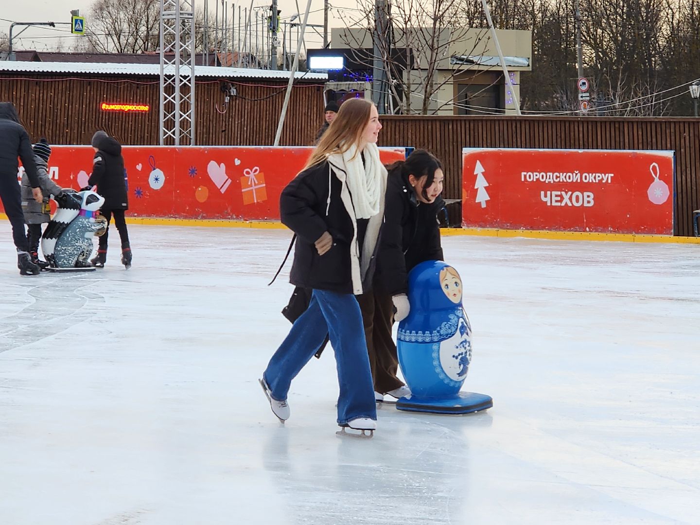 Чехов, Советская площадь 3, открытый ледовый каток, бесплатный каток, катание на коньках, сеансы, график работы, прокат коньков, проект зима в подмосковье, губернатор московской области,