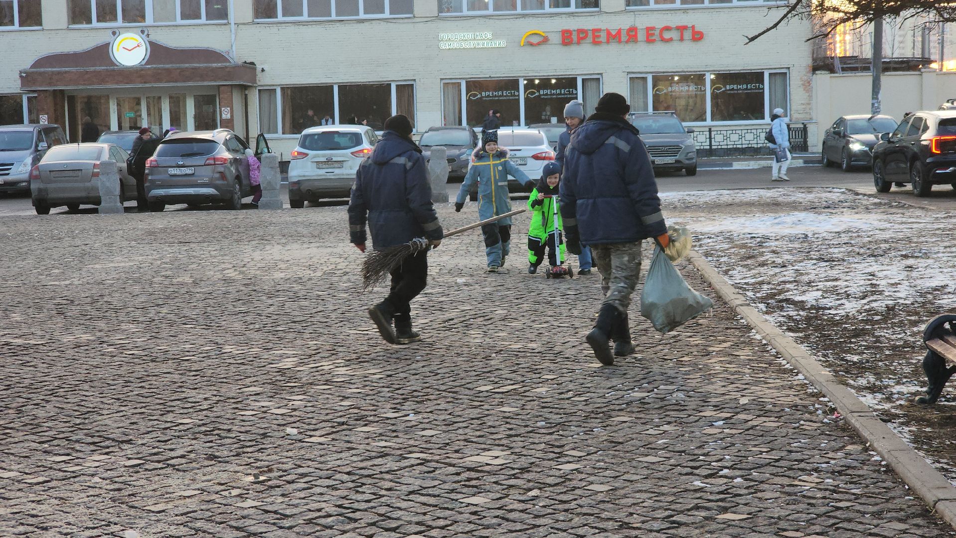 долгопрудный, площадь собина, трактор, уборка, Поручик Ржевский, деревья, вертикалки,
