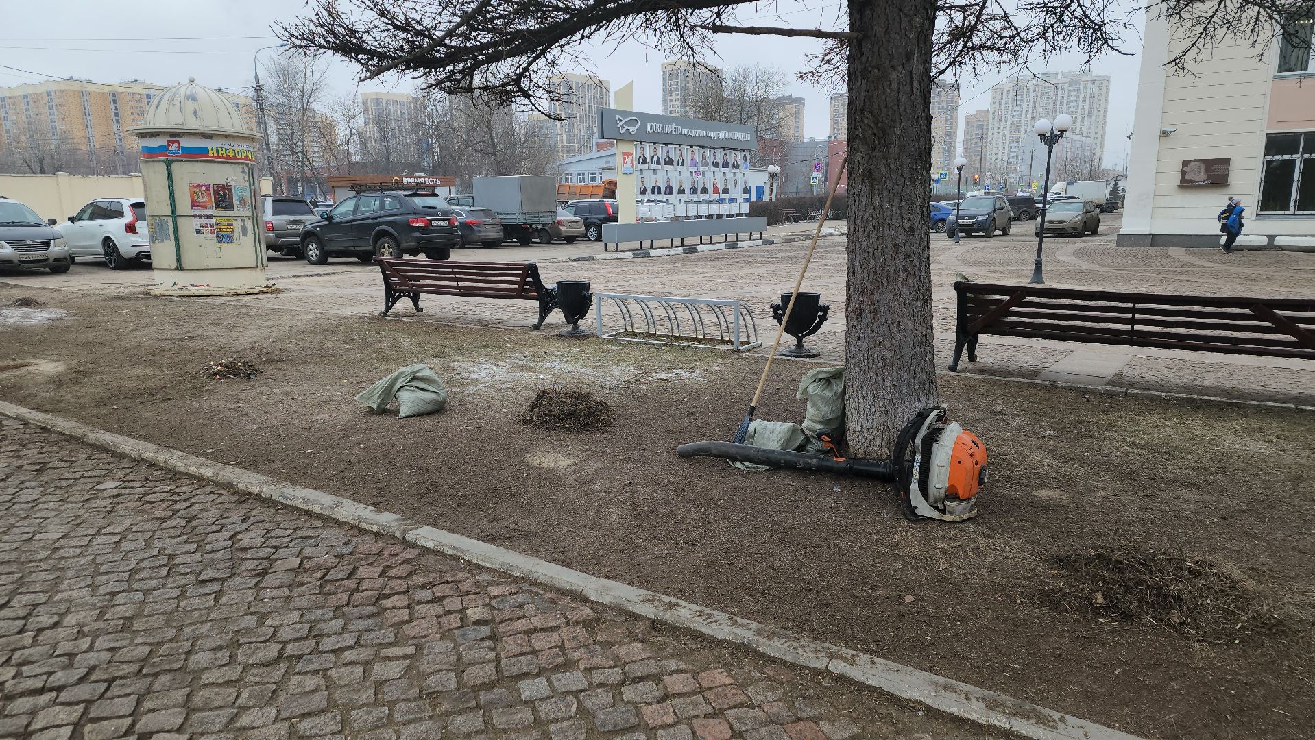 долгопрудный, площадь собина, трактор, уборка, Поручик Ржевский, деревья, вертикалки,
