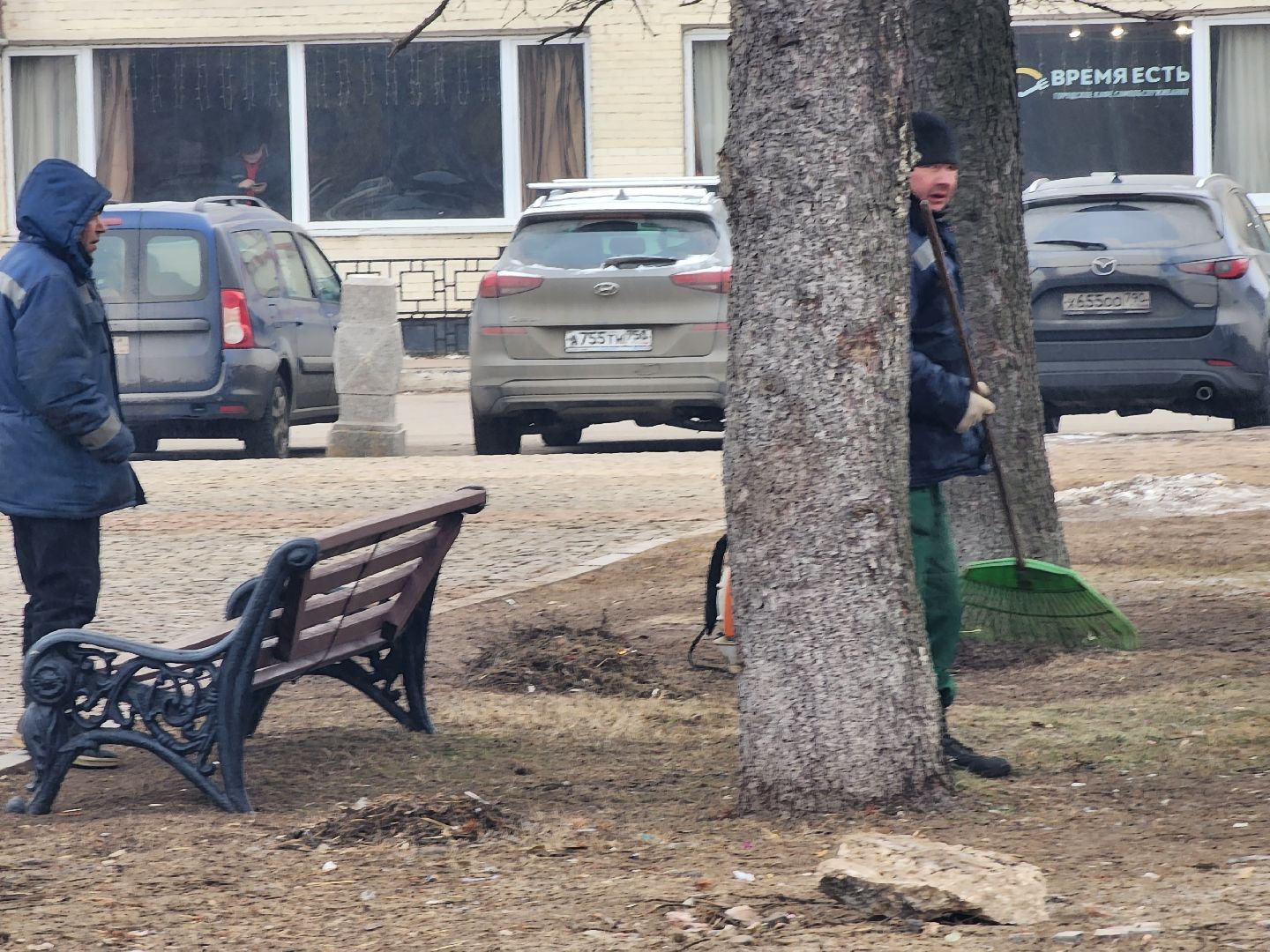 долгопрудный, площадь собина, трактор, уборка, Поручик Ржевский, деревья, вертикалки,
