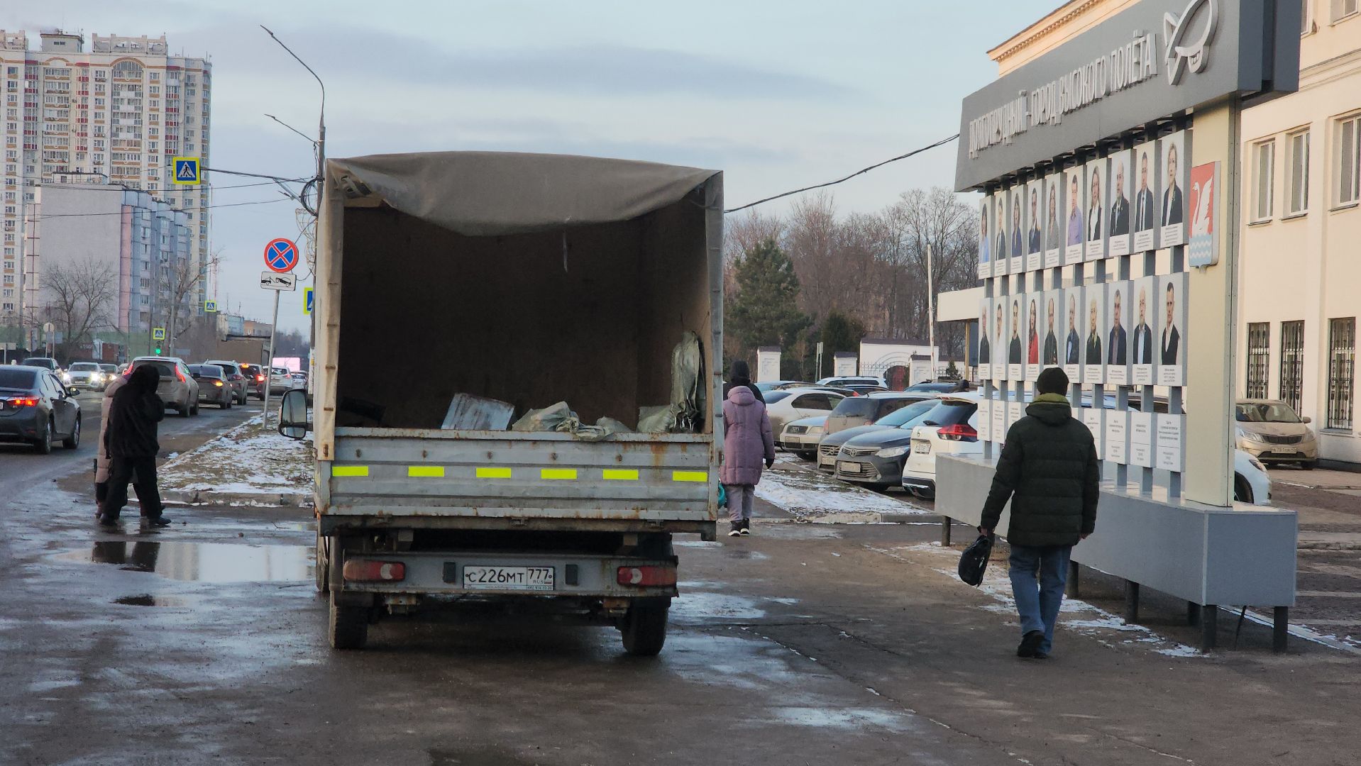 долгопрудный, площадь собина, трактор, уборка, Поручик Ржевский, деревья, вертикалки,