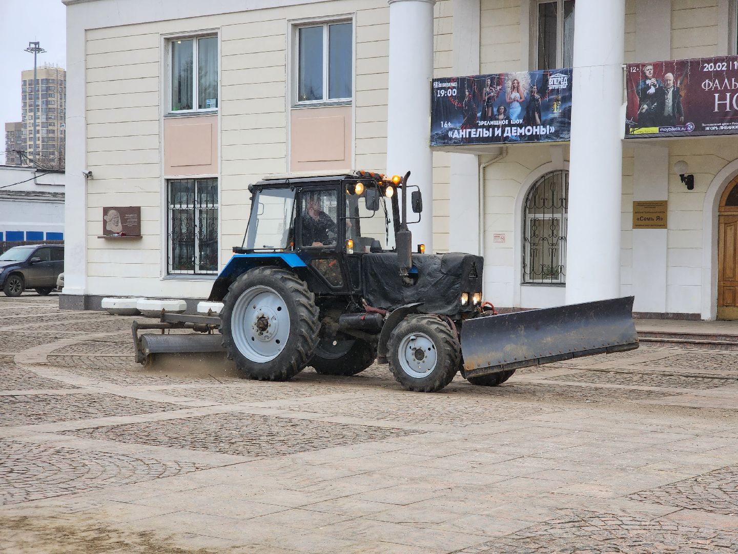долгопрудный, площадь собина, трактор, уборка, Поручик Ржевский, деревья, вертикалки,