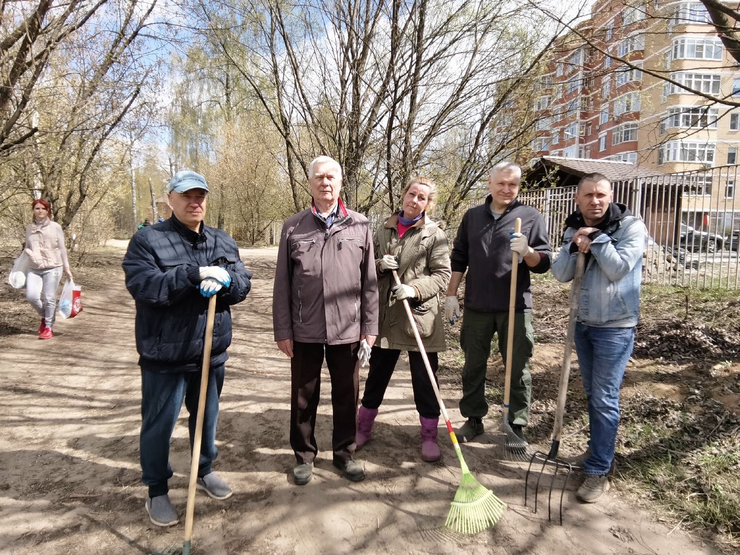 Балашиха, субботник, благоустройство, Заречная 43,44, ТСН Любимый дом, придомовая территория, уборка, содержание и эксплуатация жилых зданий