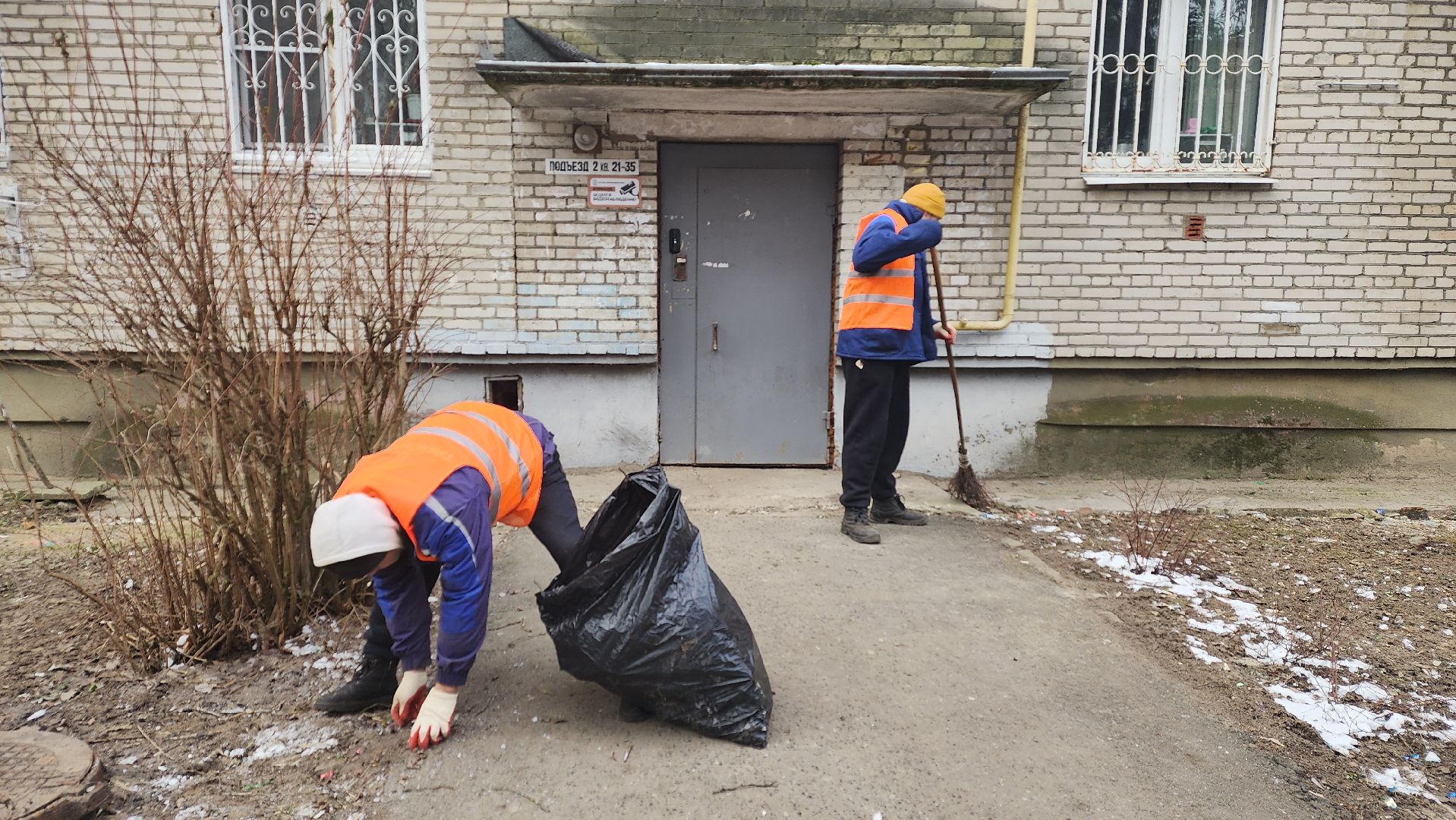 вертикалки, пушкино, уборка двора, коммунальное предприятие, урны для мусора,