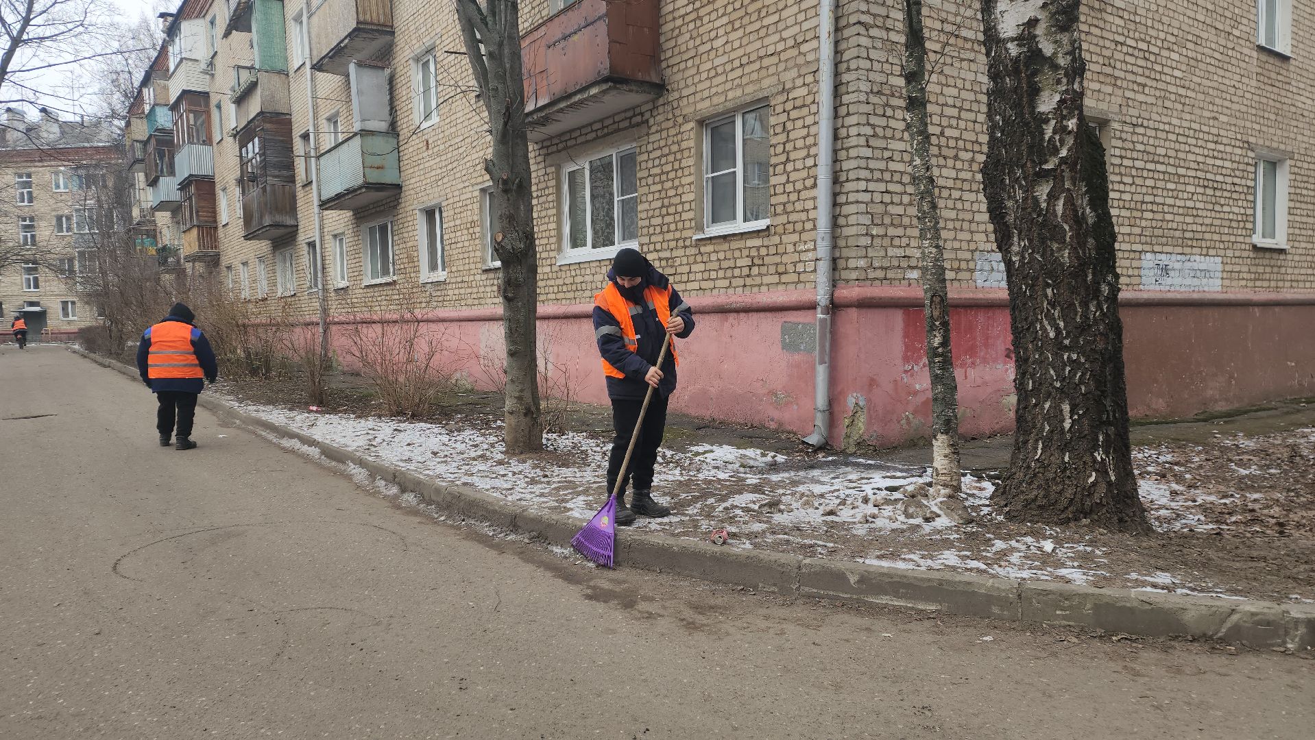 вертикалки, пушкино, уборка двора, коммунальное предприятие, урны для мусора,