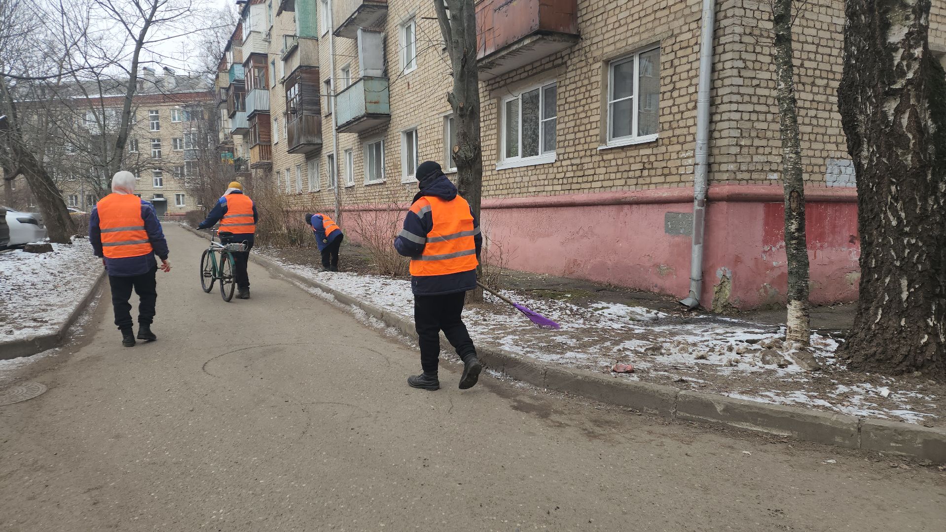 вертикалки, пушкино, уборка двора, коммунальное предприятие, урны для мусора,