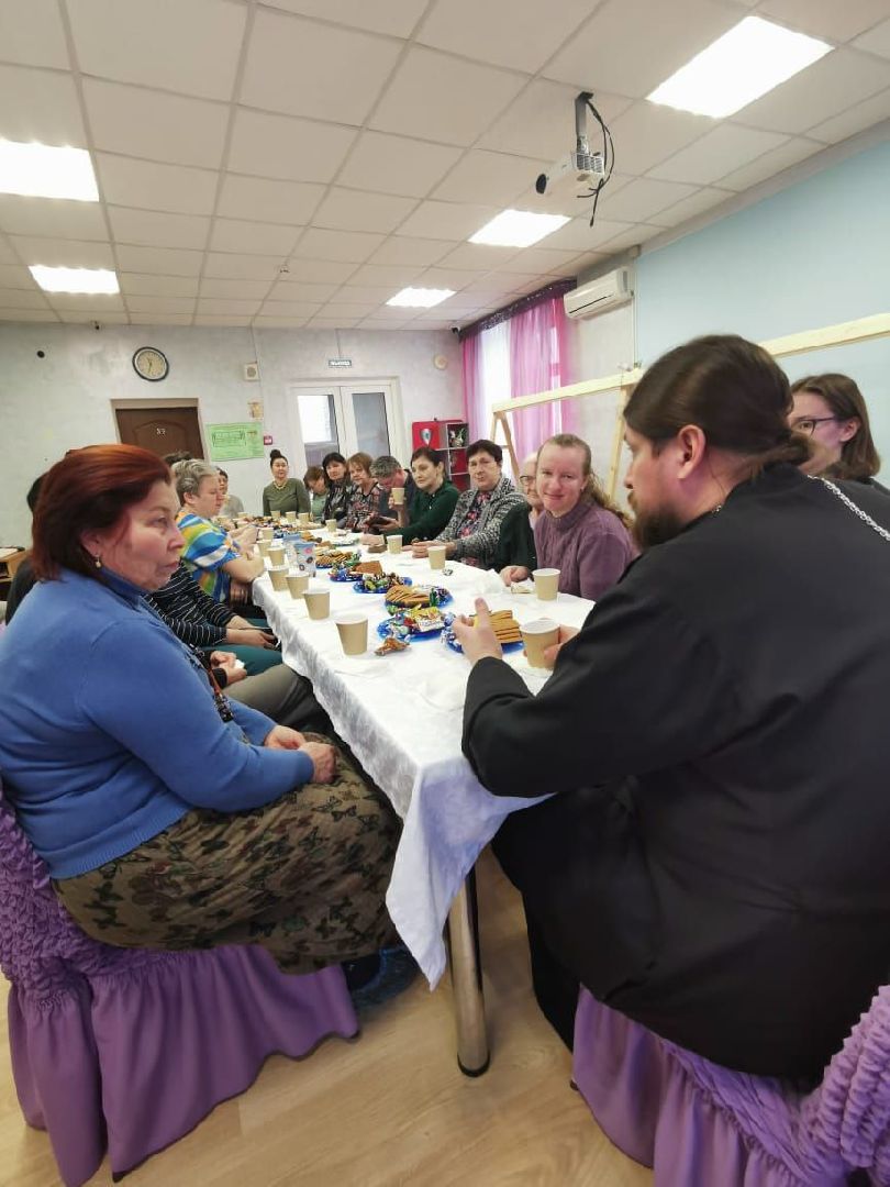 вертикалка, ивантеевка, священник, встреча, беседа,песни под гитару,центр социального обслуживания, родители детей инвалидов,