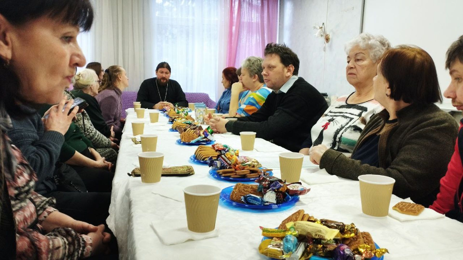 вертикалка, ивантеевка, священник, встреча, беседа,песни под гитару,центр социального обслуживания, родители детей инвалидов,