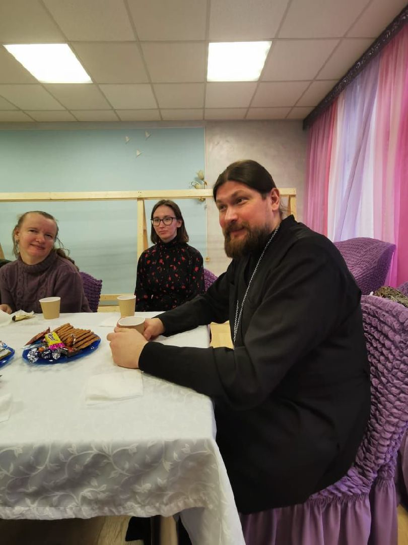 вертикалка, ивантеевка, священник, встреча, беседа,песни под гитару,центр социального обслуживания, родители детей инвалидов,