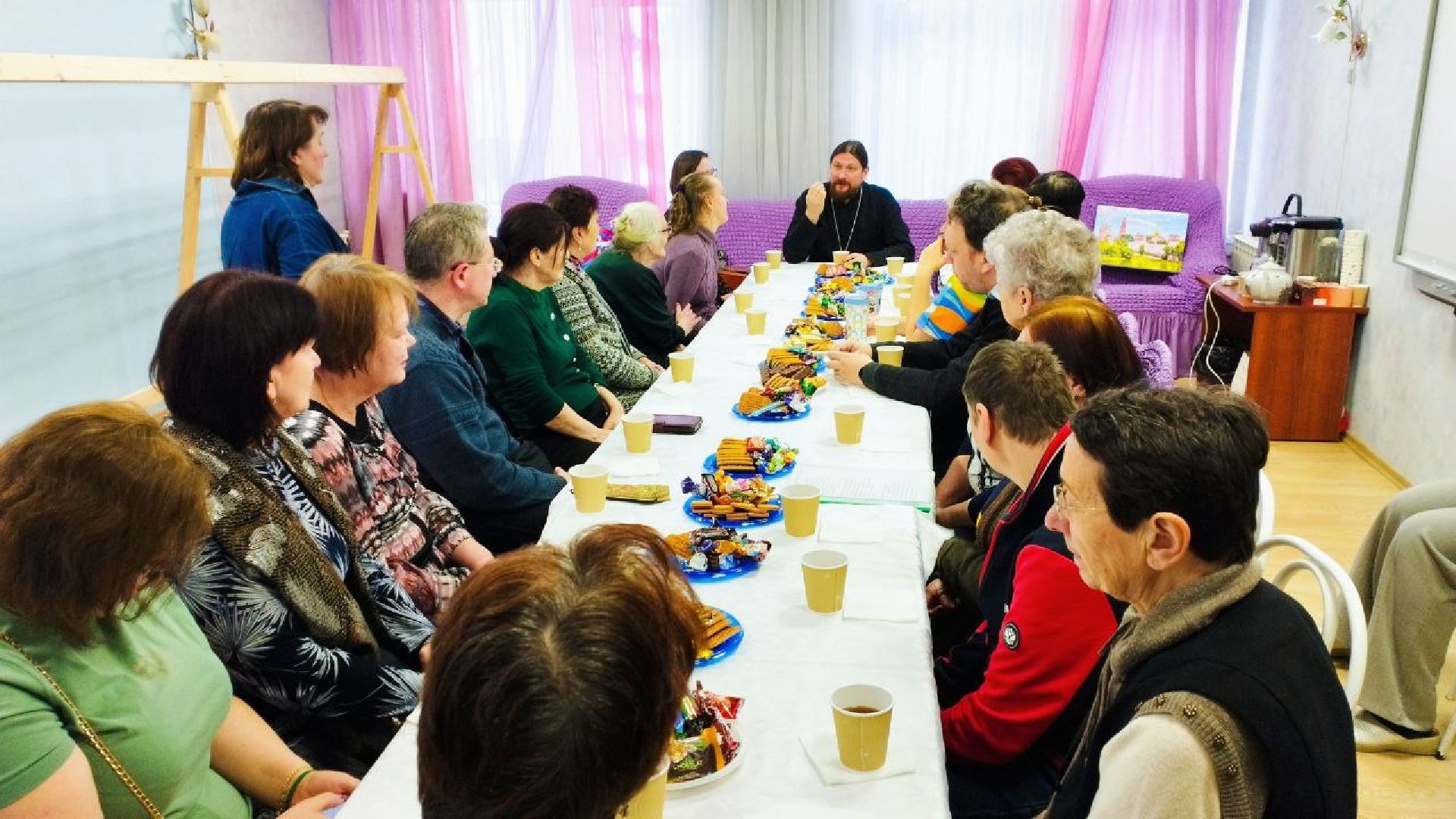 вертикалка, ивантеевка, священник, встреча, беседа,песни под гитару,центр социального обслуживания, родители детей инвалидов,