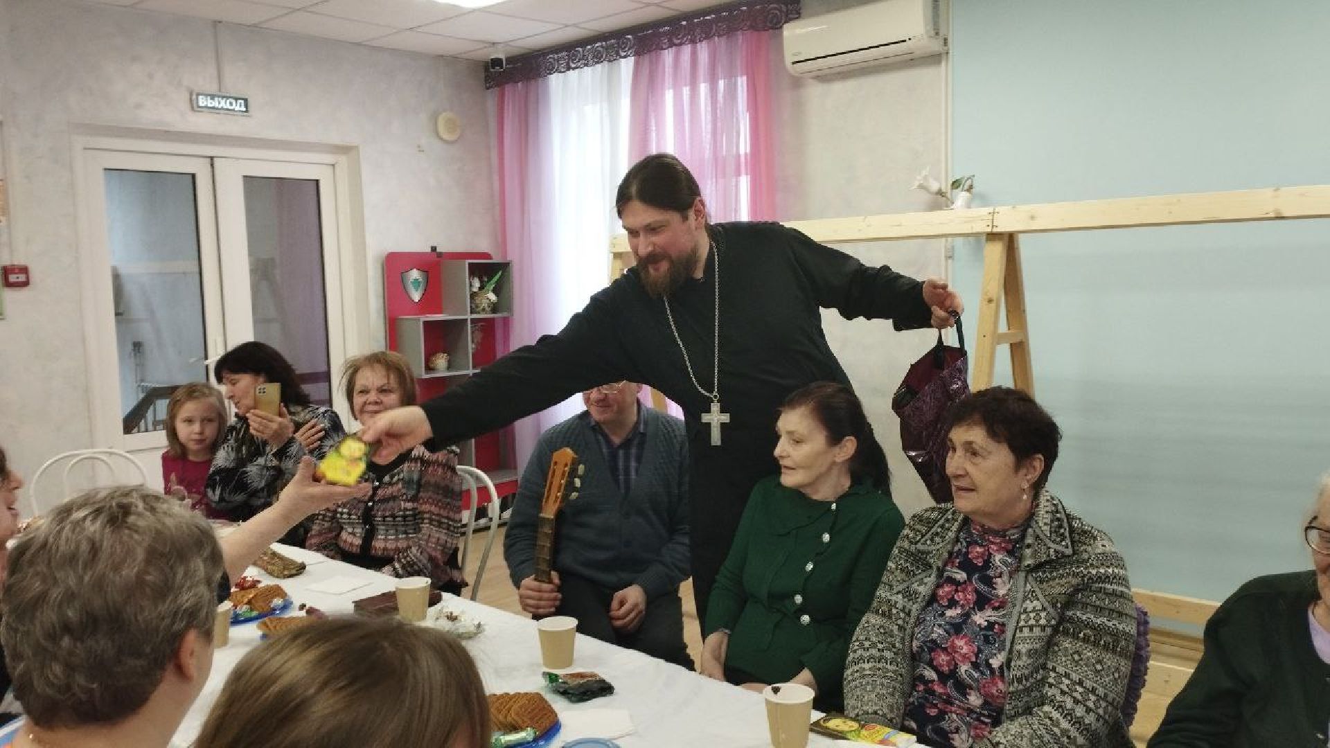 вертикалка, ивантеевка, священник, встреча, беседа,песни под гитару,центр социального обслуживания, родители детей инвалидов,