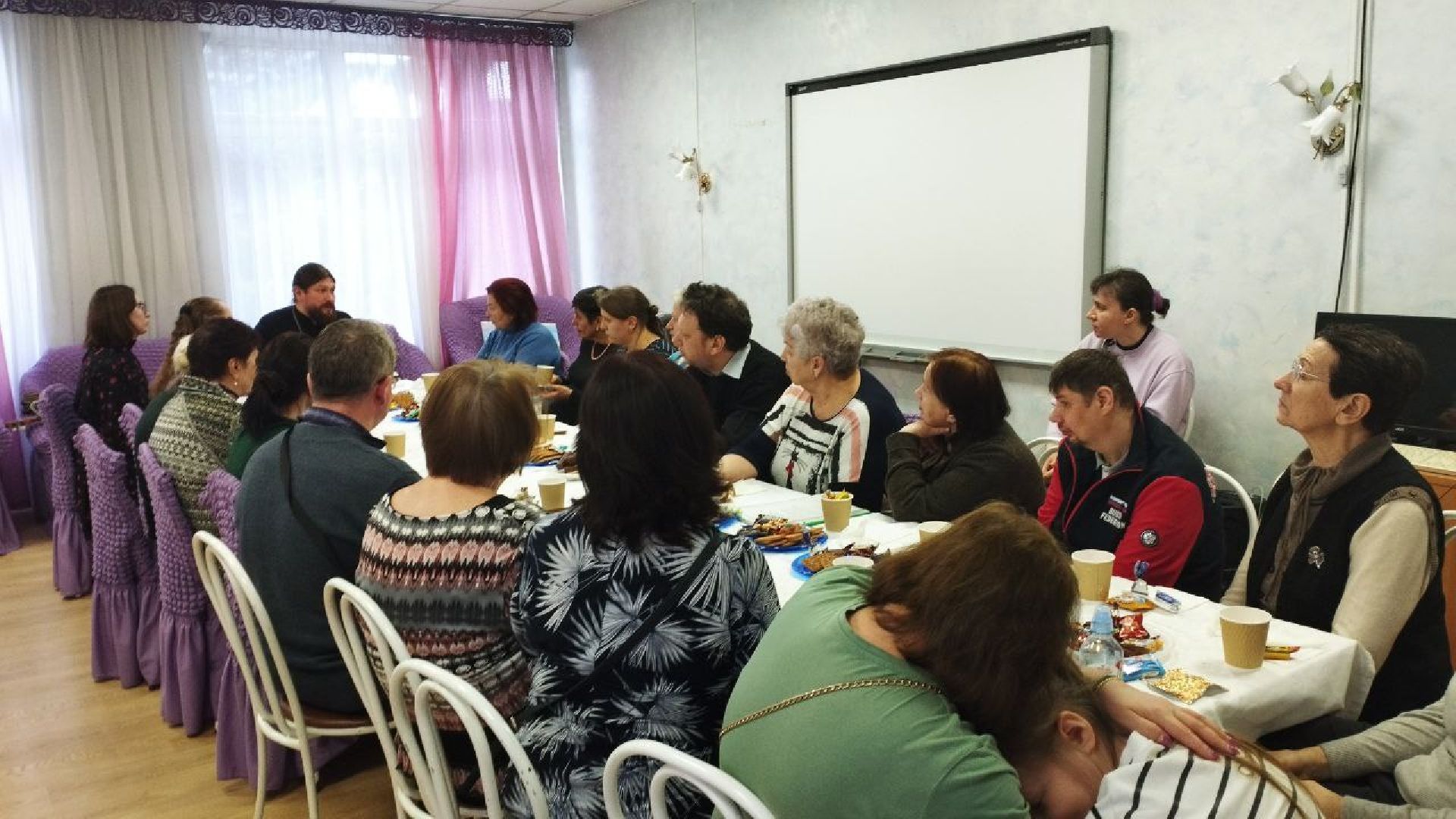 вертикалка, ивантеевка, священник, встреча, беседа,песни под гитару,центр социального обслуживания, родители детей инвалидов,