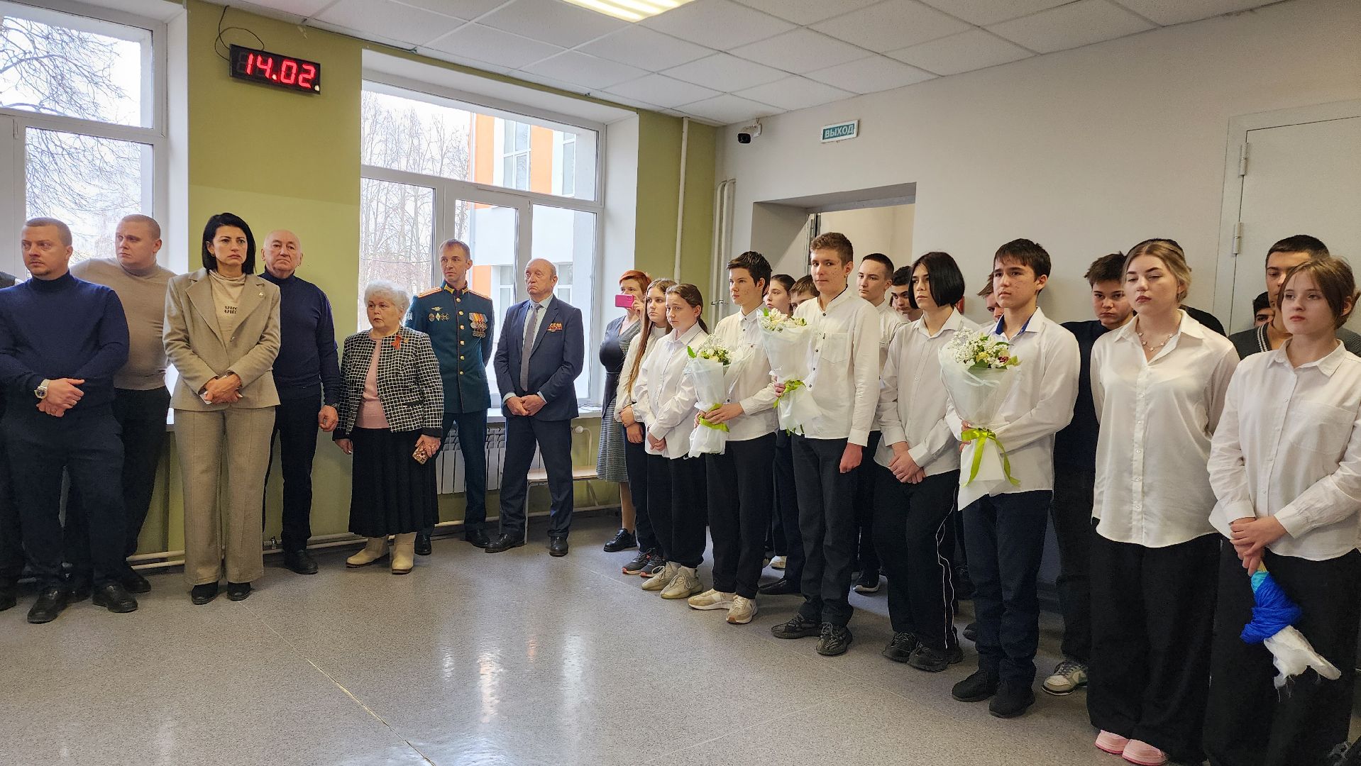 вертикалки, Парта героя сво, Дети, Открытие парты героя в Бронницах,