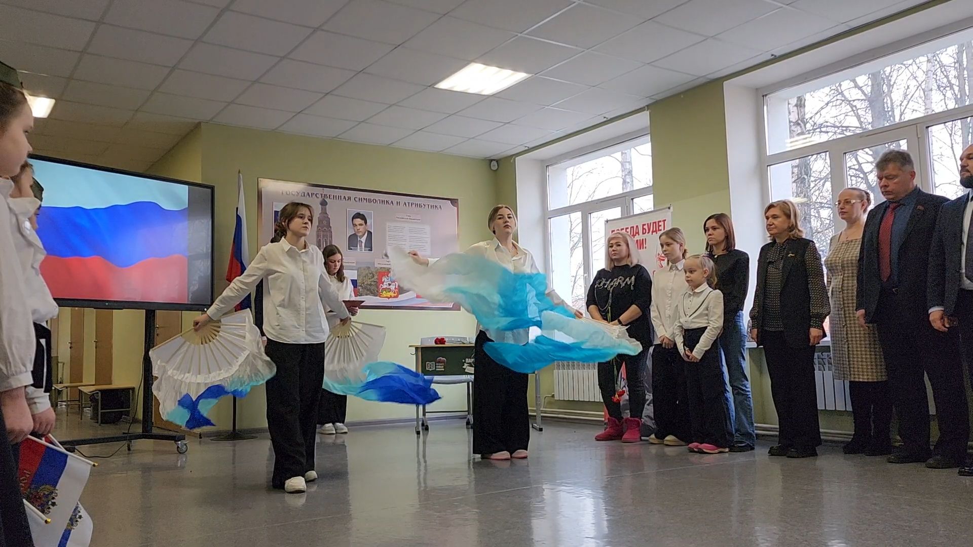 вертикалки, Парта героя сво, Дети, Открытие парты героя в Бронницах,