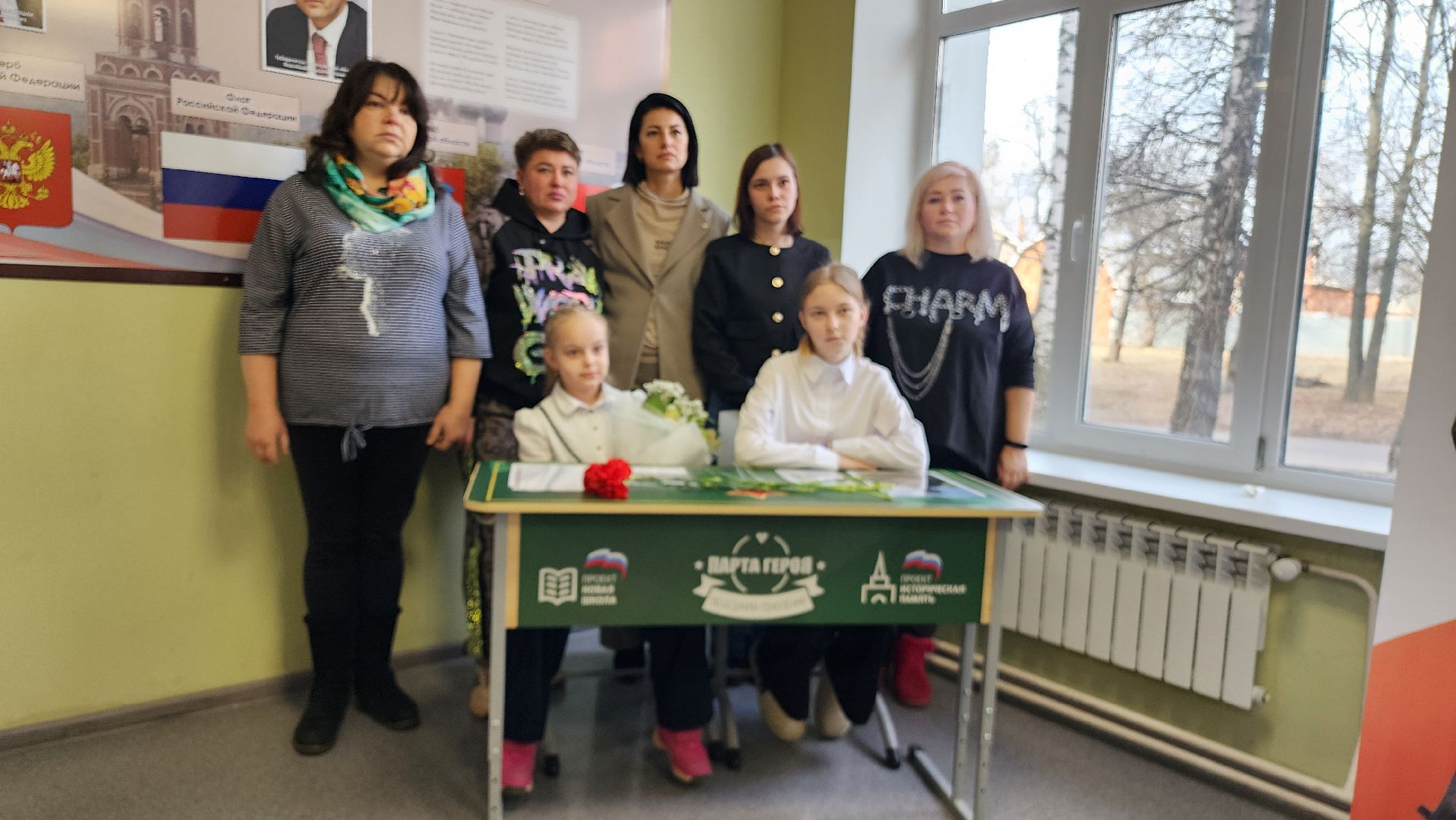 вертикалки, Парта героя сво, Дети, Открытие парты героя в Бронницах,