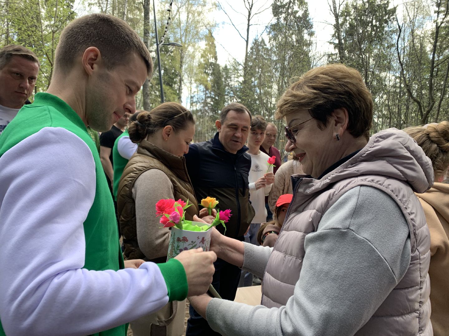 Балашиха, Подмосковье, субботники, Ольгинской лесопарк художники, рисунки на деревьях