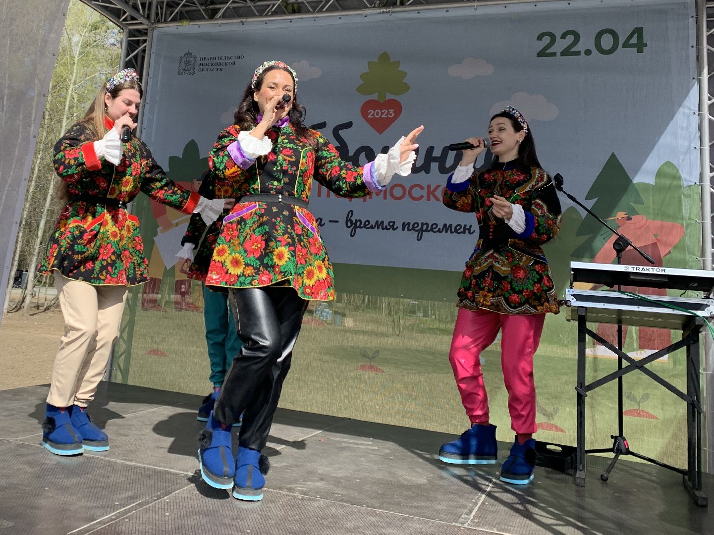 Балашиха, Подмосковье, субботники, Ольгинской лесопарк художники, рисунки на деревьях