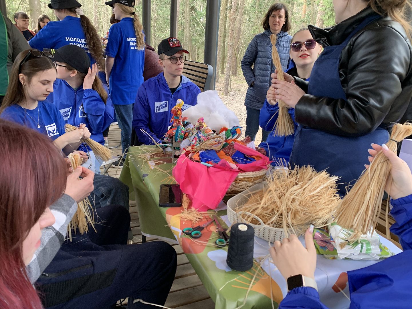 Балашиха, Подмосковье, субботники, Ольгинской лесопарк художники, рисунки на деревьях