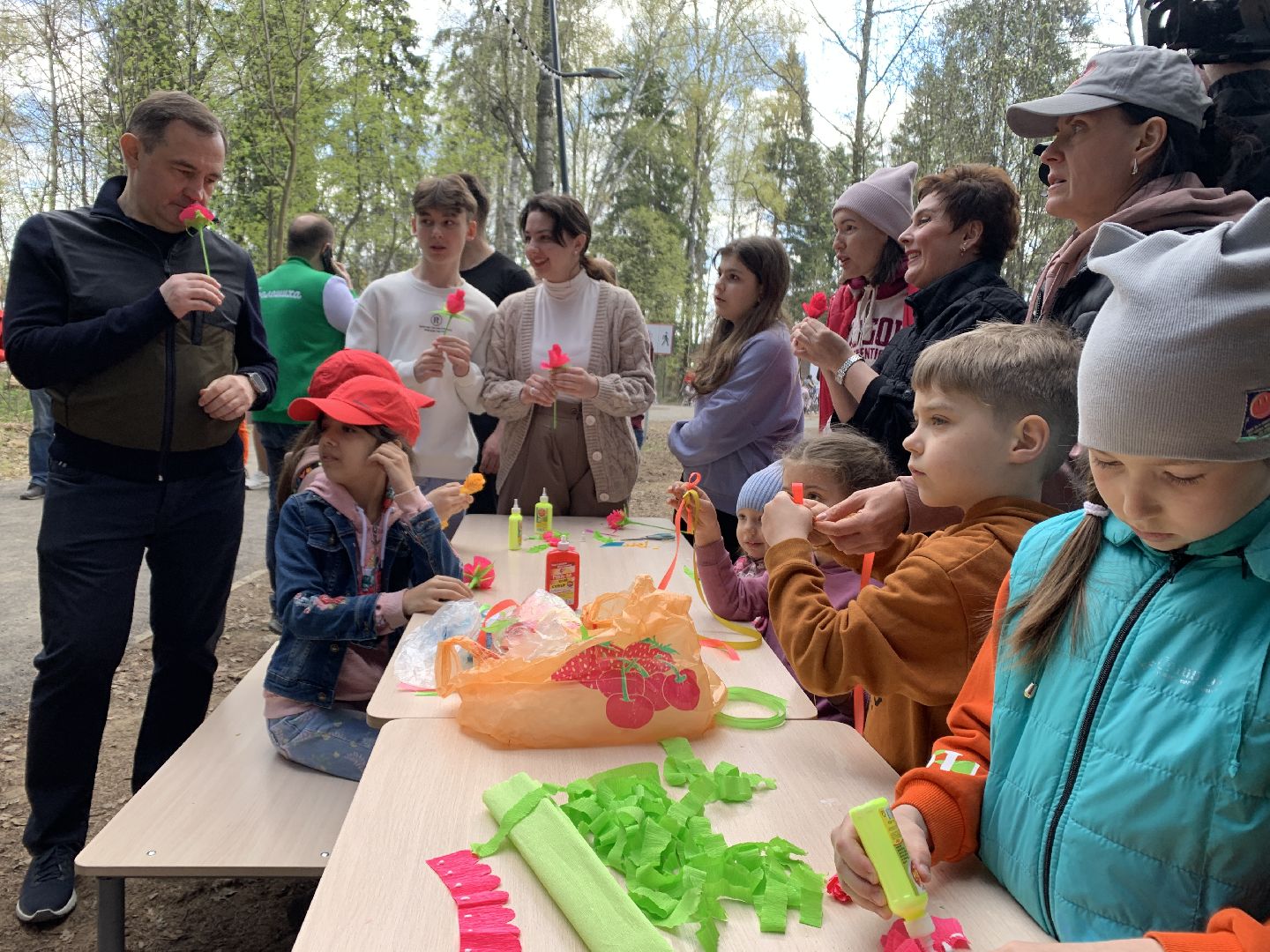 Балашиха, Подмосковье, субботники, Ольгинской лесопарк художники, рисунки на деревьях