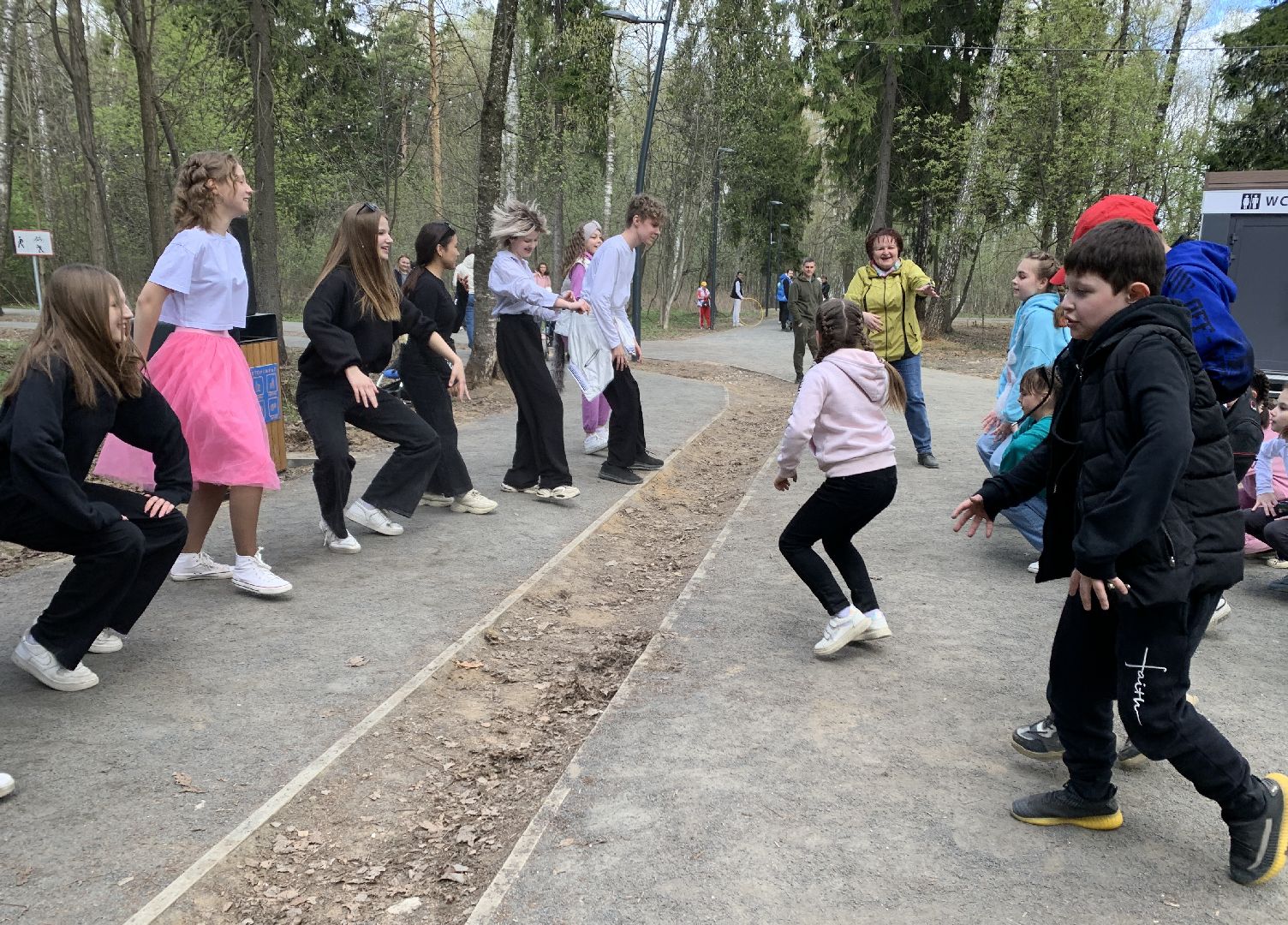 Балашиха, Подмосковье, субботники, Ольгинской лесопарк художники, рисунки на деревьях