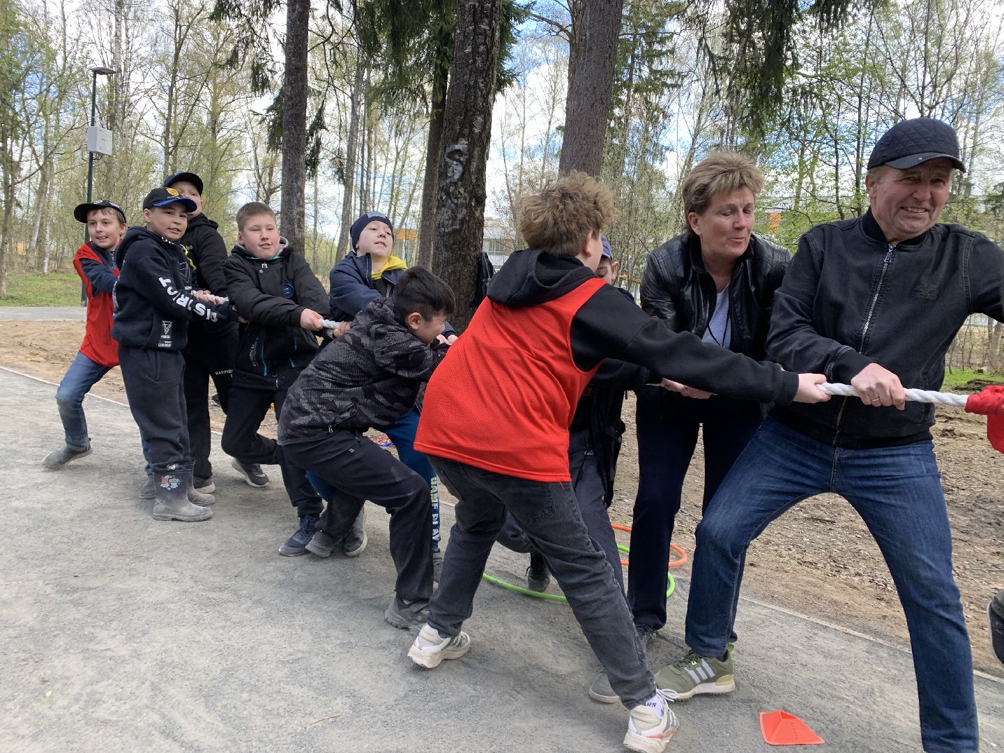 Балашиха, Подмосковье, субботники, Ольгинской лесопарк художники, рисунки на деревьях