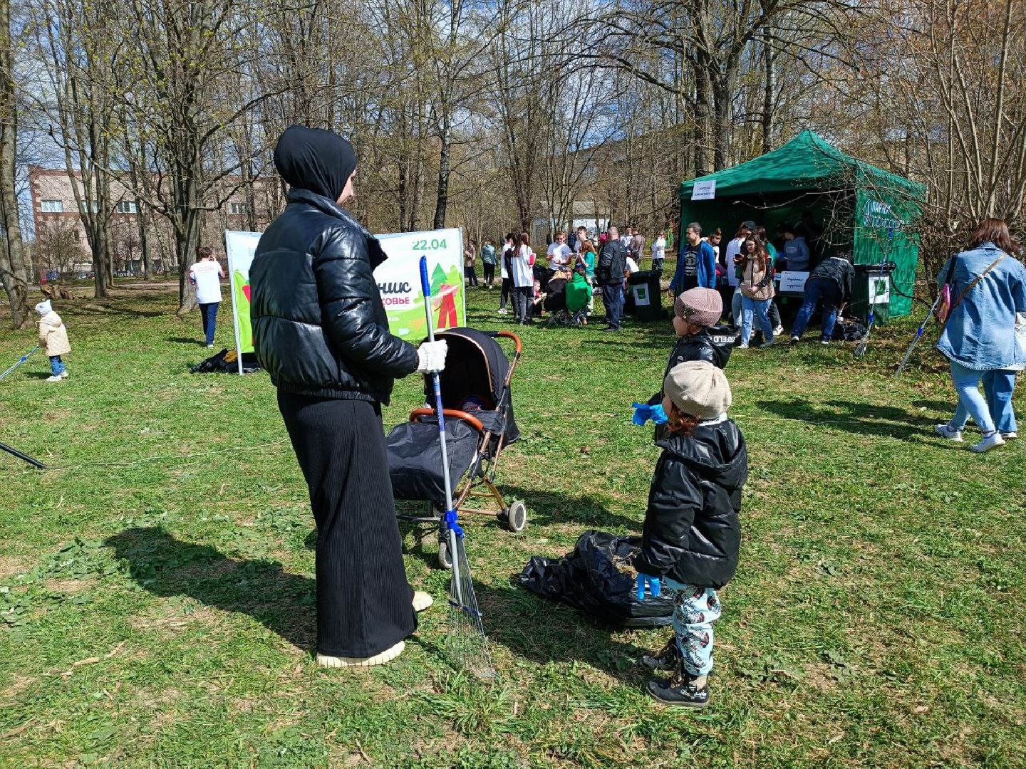 Можайск, Можайский городской округ, Подмосковье, субботник, областной субботник, многодетная семья, уборка территории
