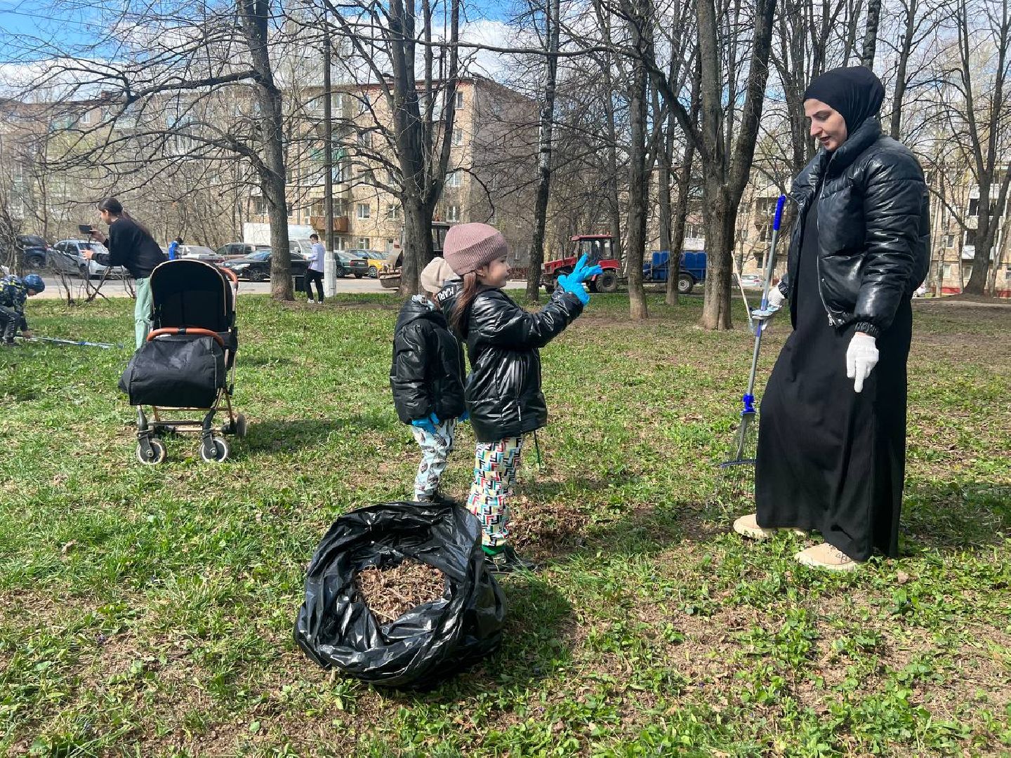 Можайск, Можайский городской округ, Подмосковье, субботник, областной субботник, многодетная семья, уборка территории