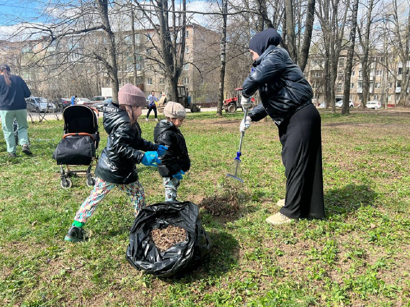 Можайск, Можайский городской округ, Подмосковье, субботник, областной субботник, многодетная семья, уборка территории