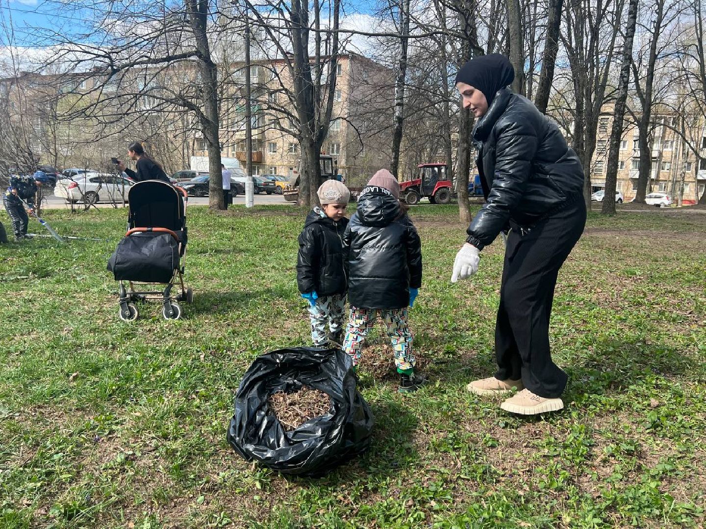 Можайск, Можайский городской округ, Подмосковье, субботник, областной субботник, многодетная семья, уборка территории