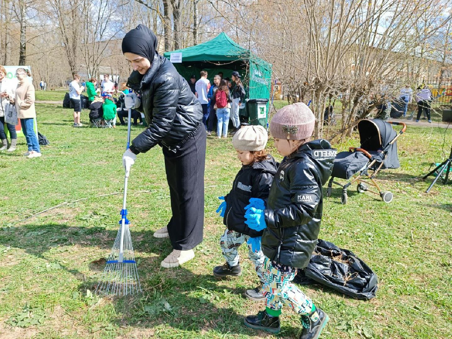 Можайск, Можайский городской округ, Подмосковье, субботник, областной субботник, многодетная семья, уборка территории
