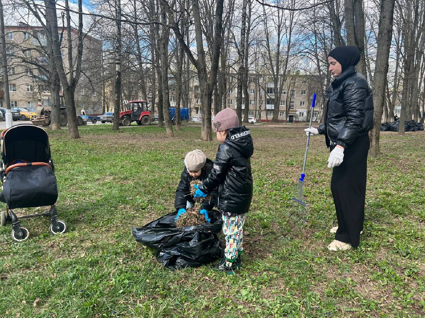 Можайск, Можайский городской округ, Подмосковье, субботник, областной субботник, многодетная семья, уборка территории