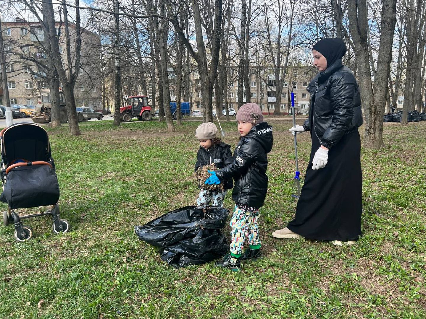 Можайск, Можайский городской округ, Подмосковье, субботник, областной субботник, многодетная семья, уборка территории