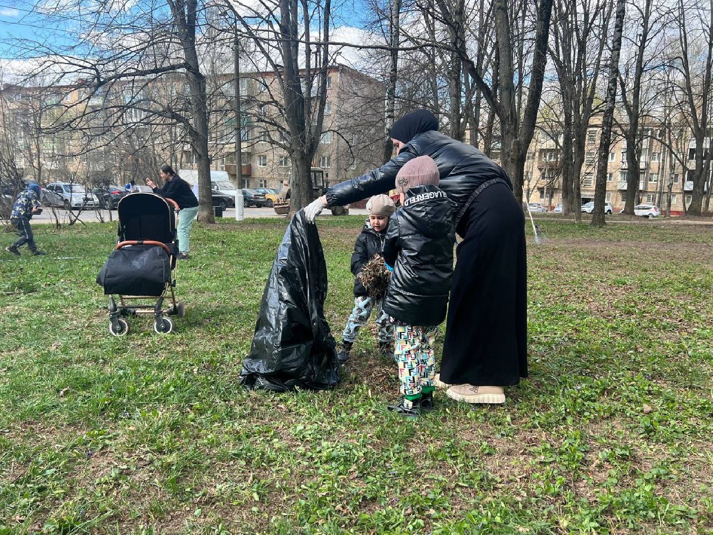 Можайск, Можайский городской округ, Подмосковье, субботник, областной субботник, многодетная семья, уборка территории