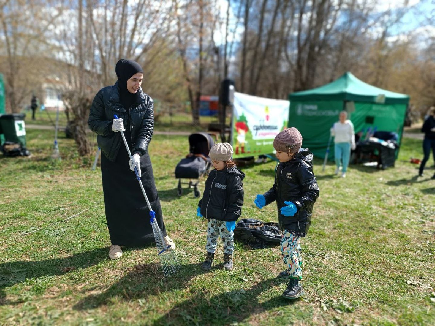 Можайск, Можайский городской округ, Подмосковье, субботник, областной субботник, многодетная семья, уборка территории