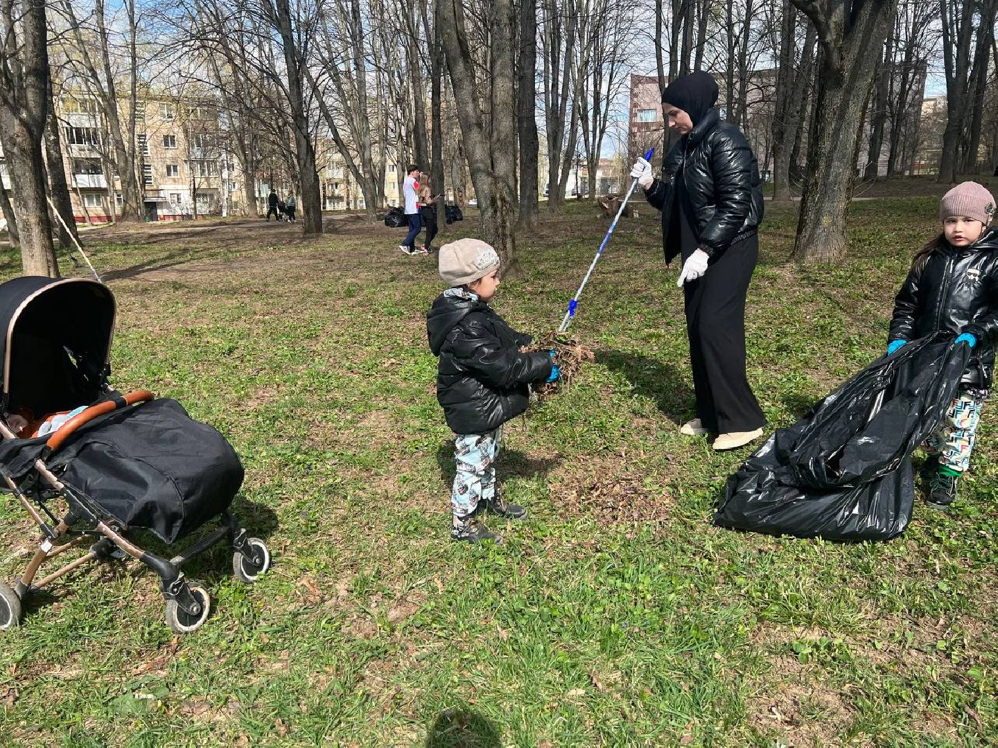 Можайск, Можайский городской округ, Подмосковье, субботник, областной субботник, многодетная семья, уборка территории