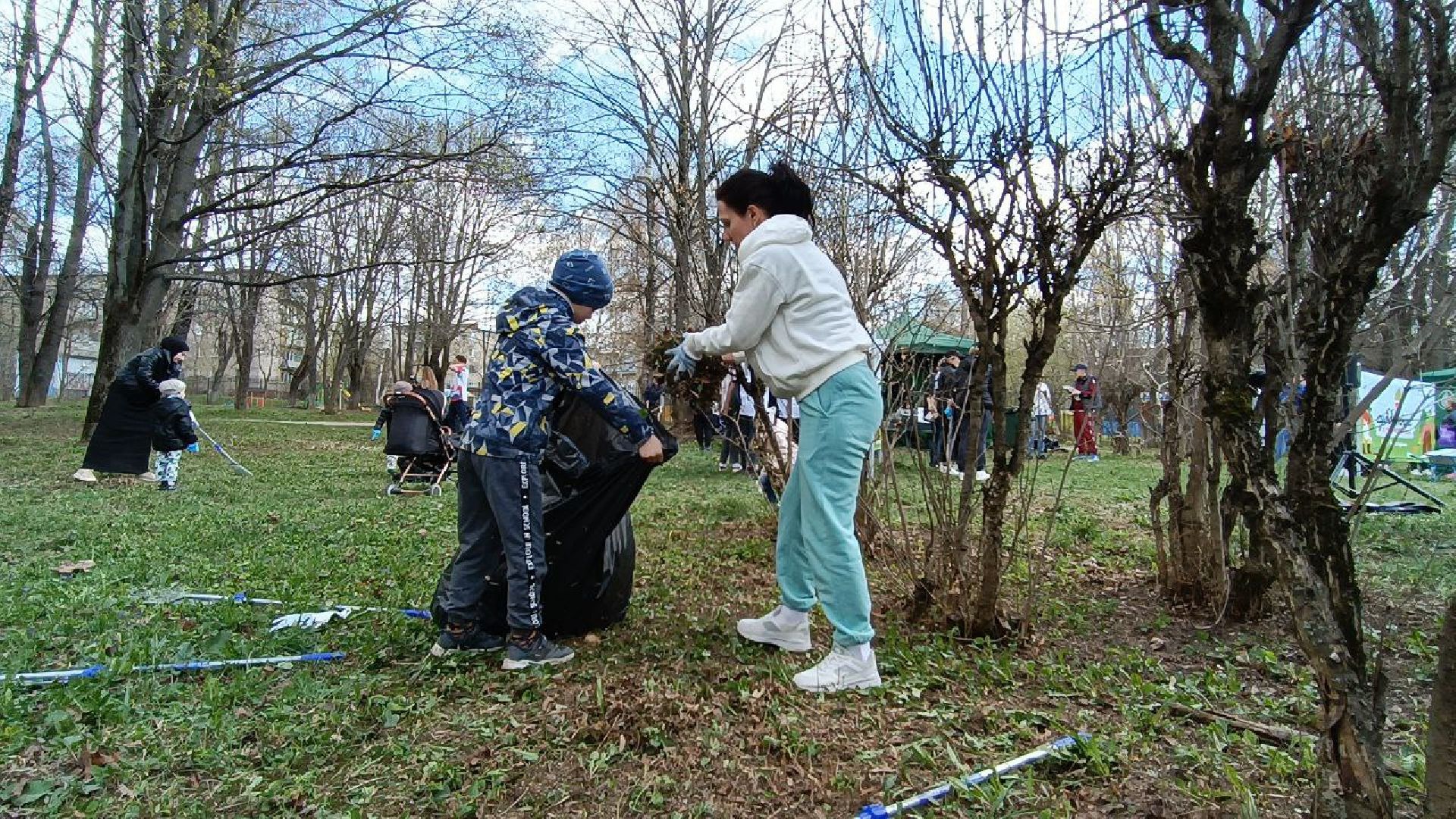 Можайск, Можайский городской округ, Подмосковье, субботник, семья, уборка территории, областной субботник