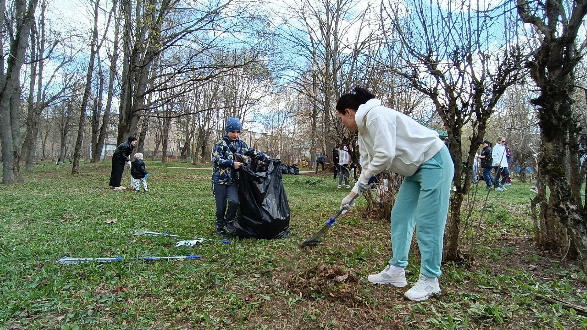 Можайск, Можайский городской округ, Подмосковье, субботник, семья, уборка территории, областной субботник