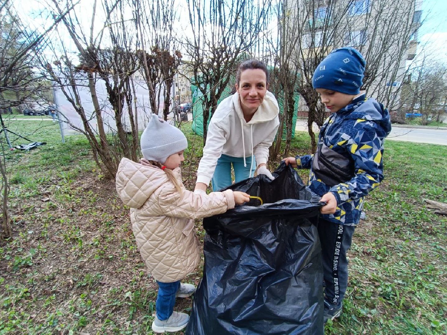 Можайск, Можайский городской округ, Подмосковье, субботник, семья, уборка территории, областной субботник