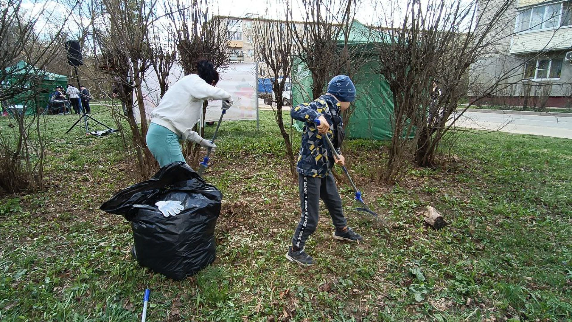 Можайск, Можайский городской округ, Подмосковье, субботник, семья, уборка территории, областной субботник
