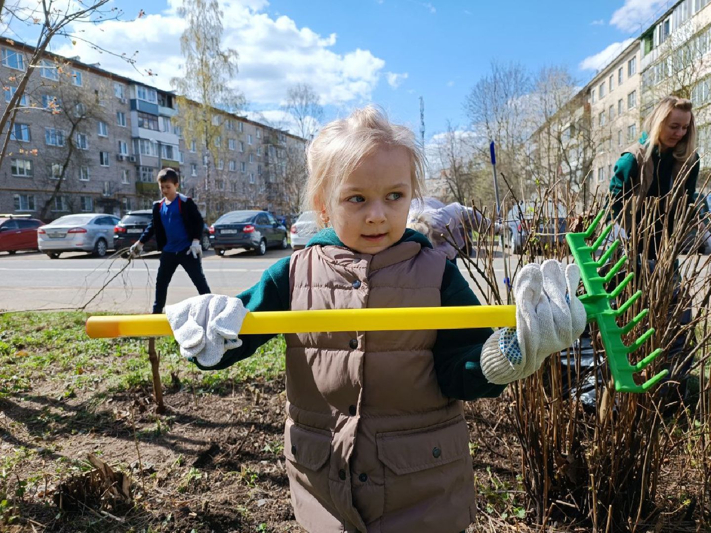 Можайск, Можайский городской округ, Подмосковье, субботник, дети, семья, уборка территории, самая маленькая участница