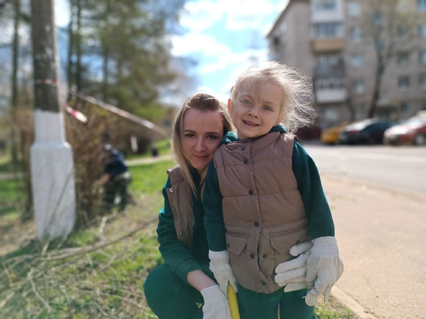Можайск, Можайский городской округ, Подмосковье, субботник, дети, семья, уборка территории, самая маленькая участница