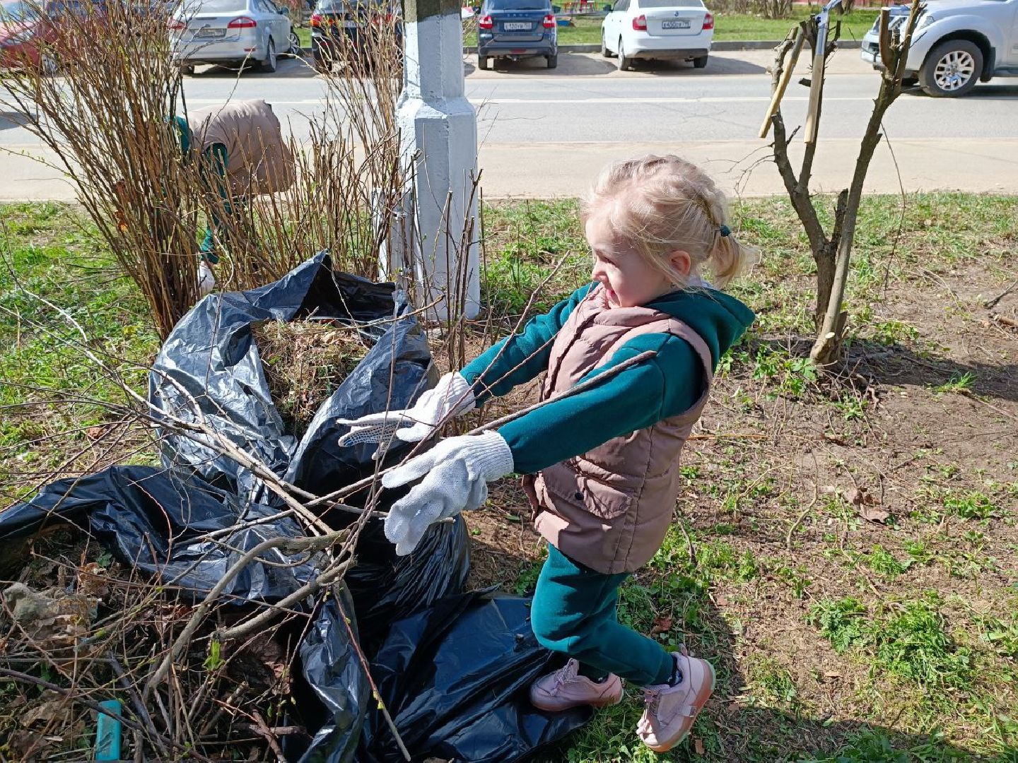Можайск, Можайский городской округ, Подмосковье, субботник, дети, семья, уборка территории, самая маленькая участница