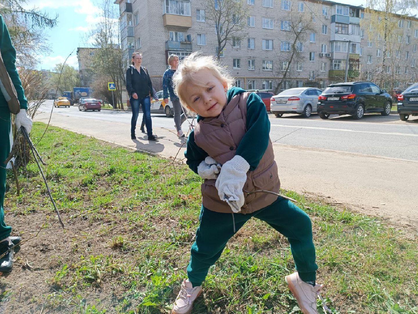 Можайск, Можайский городской округ, Подмосковье, субботник, дети, семья, уборка территории, самая маленькая участница